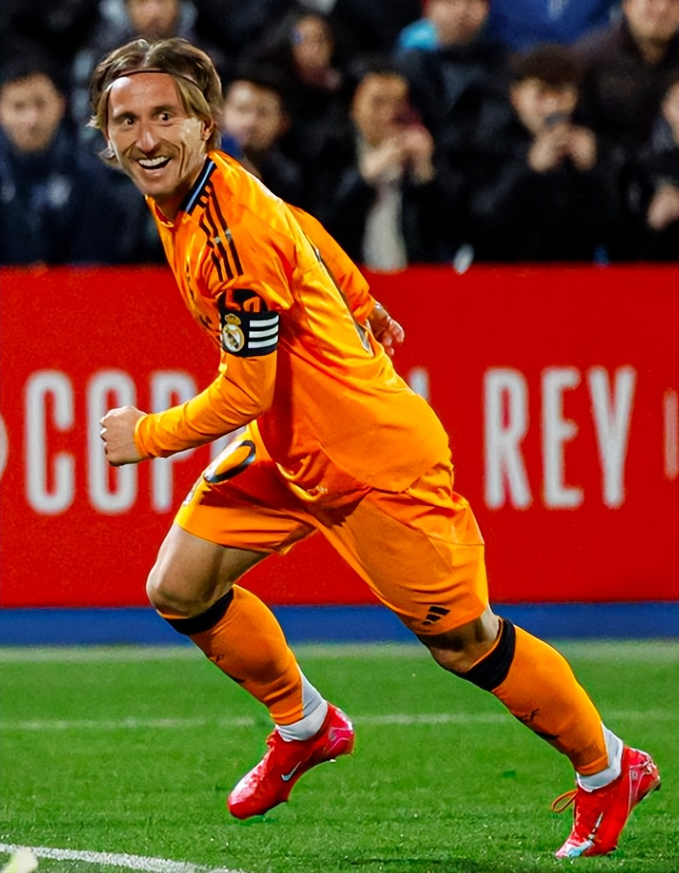 莱加内斯客场取胜，继续领跑