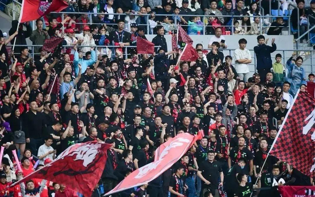 日本联赛的精彩对决吸引了观众