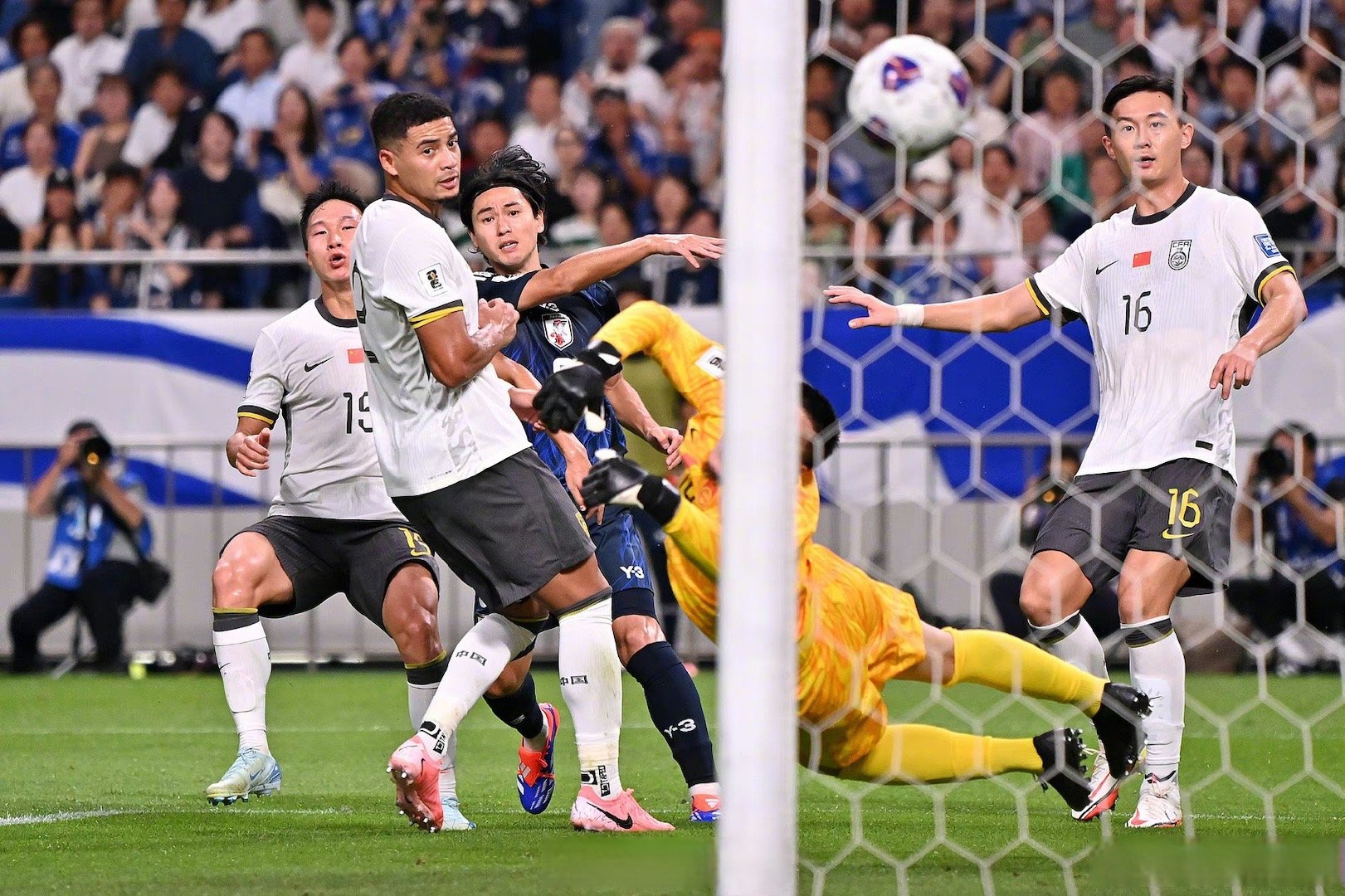 日本联赛的精彩对决吸引了观众