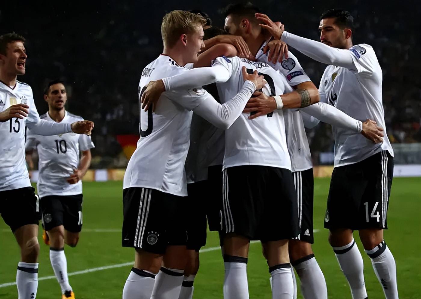 交锋即将打响:双方球队备受球迷期待的简单介绍 交锋即将打响:双方球队备受球迷期待的简单介绍