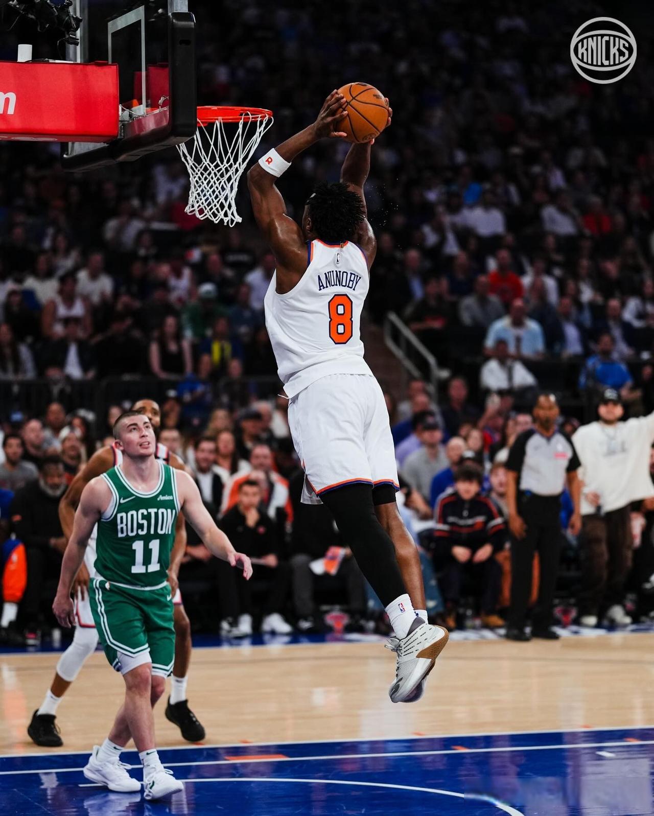 克里夫兰骑士队主场大胜对手登顶东部