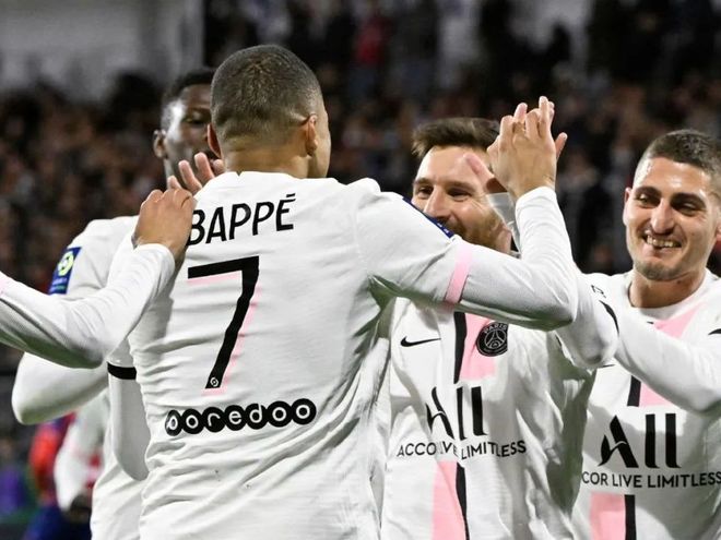 包含拜仁慕尼黑新援轰下帽子戏法的词条