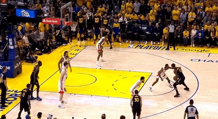 中锋球员内线强势抢得关键篮板 中锋球员内线强势抢得关键篮板