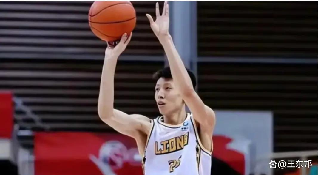 中锋球员内线强势抢得关键篮板 中锋球员内线强势抢得关键篮板